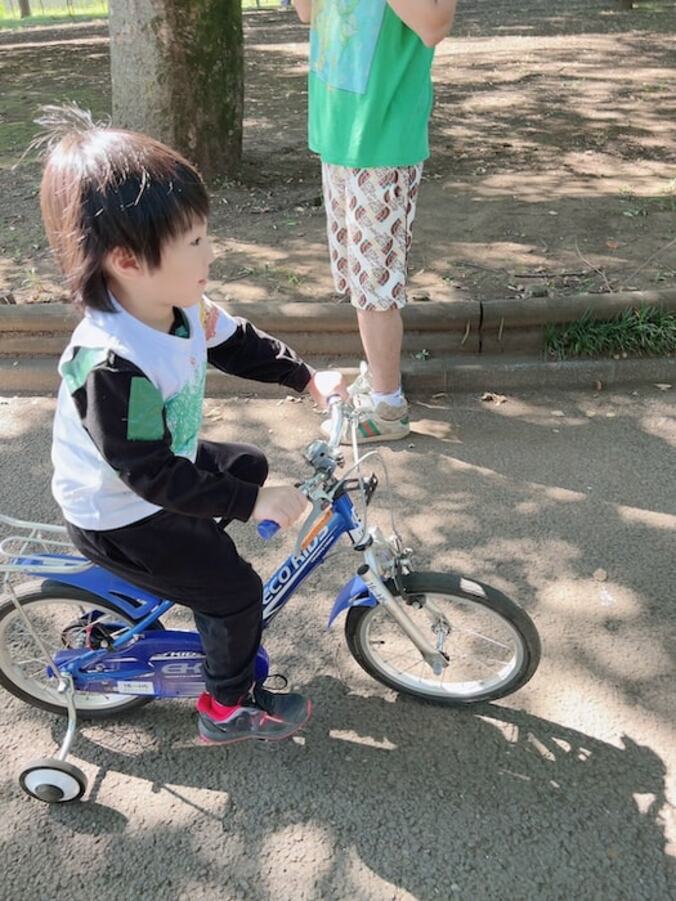  アレク、自転車の練習中に怒った息子「他の子供達に抜かされて」  1枚目