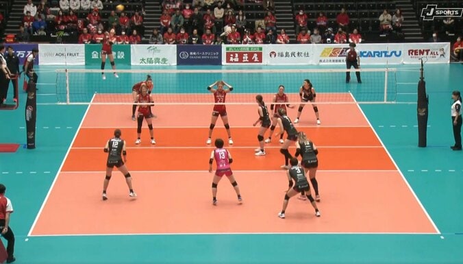 女子バレー、まるで野球のスローカーブな“すごい軌道”のノータッチエース 相手もポカーン 2枚目