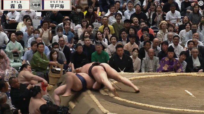 大相撲、着物姿の美人女優が“お口あんぐり” 大関霧島の豪快な投げで隣の大物落語家とまさかのシンクロ 珍しい光景 3枚目
