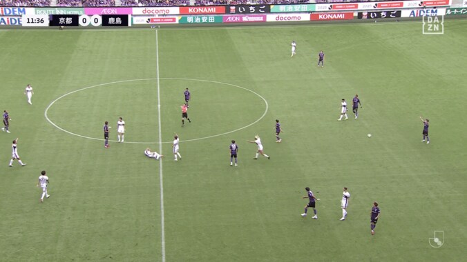 鈴木優磨が両手を広げながら抗議