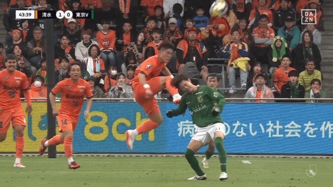 「カード相当」肘が後頸部に直撃…「ジャンピングニードロップは駄目」エスパルスMFとヴェルディMFの危険な接触にファン騒然 4枚目