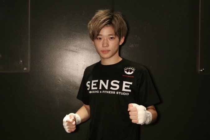 “しょあ”こと有井渚海が「Road to ONE 3rd」でTKO勝ち 観戦した恋ステメンバーが祝福 3枚目