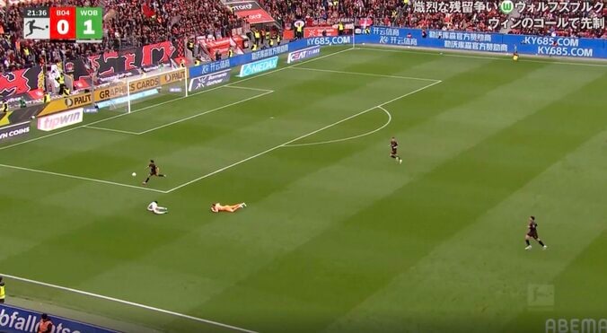 「何してんだよ」「空振りかよ！」ゴール前で“まさかのプレー”→エリアを飛び出したゴールキーパーにファン総ツッコミ「なぜ手で行った？」 5枚目