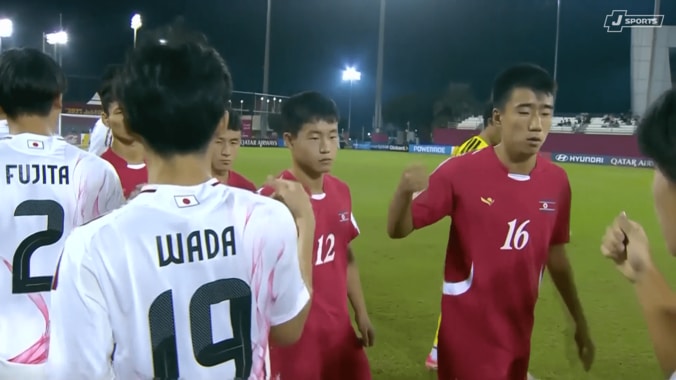 「なぜグーパンチ…？」サッカー北朝鮮代表、日本戦で“前代未聞の挨拶”「スポーツマンシップの欠片もない」「FIFAに抗議を」ネット騒然【U-17W杯】 4枚目