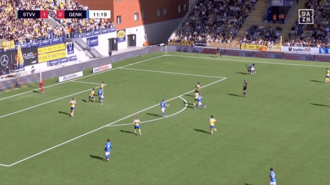 伊東純也を止めた！23歳日本人DFの“ハードディフェンス”に称賛の声「森保監督へのアピールになりそう」「良いタックル」 4枚目