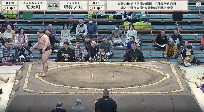館内騒然！行司が力士に突き飛ばされるアクシデント 「すっごい吹っ飛んだ」「初めて見たかも」無事立ち上がり拍手受ける 4枚目