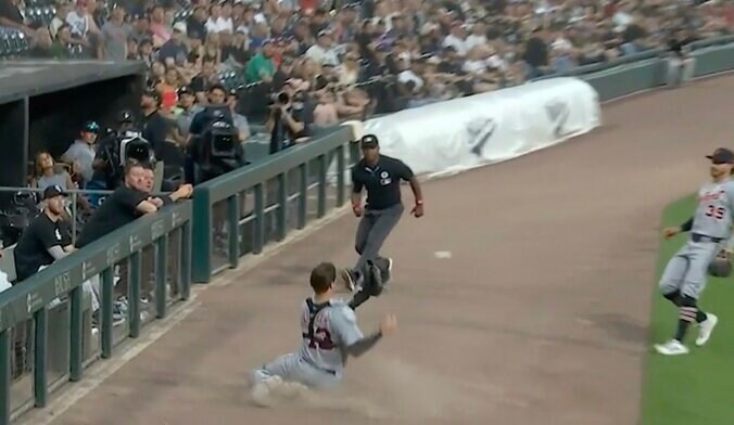 【写真・画像】何してんだよ！走者が“ありえない走塁死”… まさかの珍事「マジかw」「これは酷い」野手が背後から忍び寄って“ハプニング発生”　1枚目