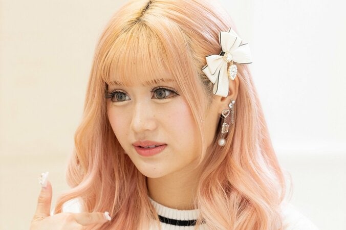 「なんかエロい」23歳ギャルモデル・あいめろ、生脚ミニスカで合コンに登場！ ボディタッチで男性陣を翻弄 1枚目