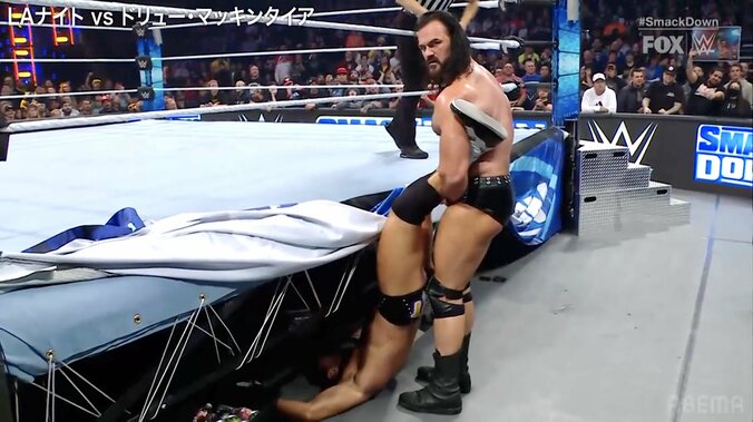 【写真・画像】「これはやばい」リング下の鋼鉄でギロチンKO レスラーの“残虐な応用技”に「ロープでやるやつじゃんｗ」場内騒然　1枚目