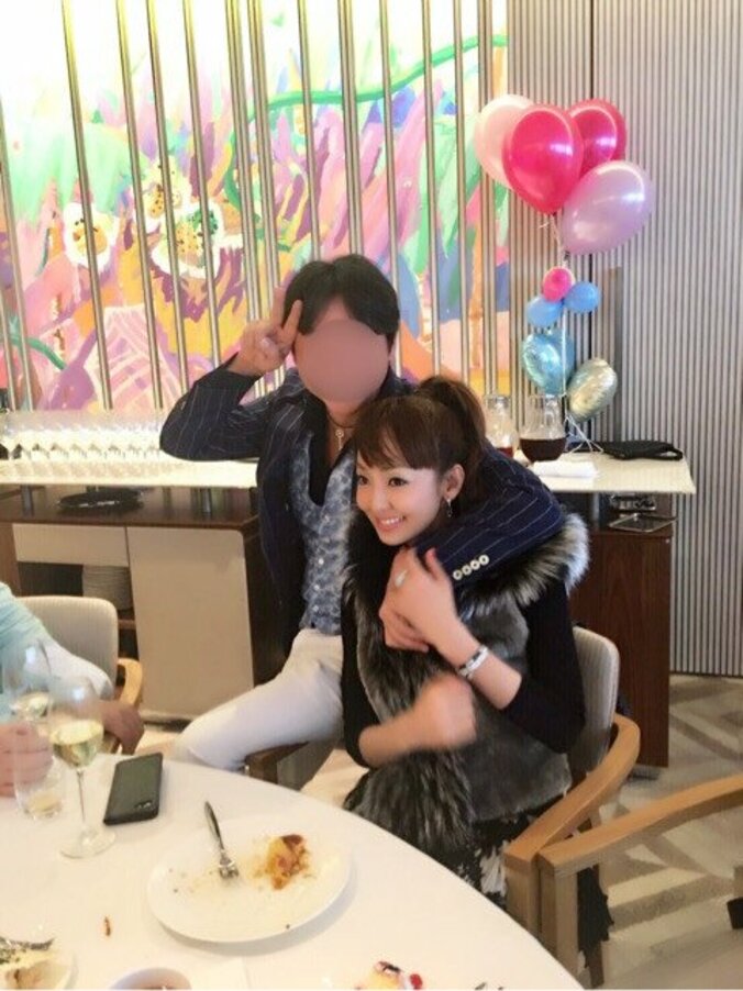 神田うの　娘が6歳になり、豪華な誕生日会　夫とラブラブ2ショット公開 1枚目