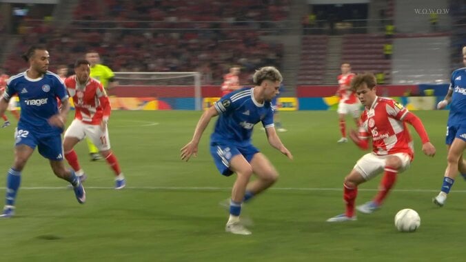 【写真・画像】「何やってんだよ」佐野・川﨑出場マインツ戦で乱闘勃発！　試合終了も両チーム入り乱れて一触即発の事態…スタジアムは騒然　1枚目