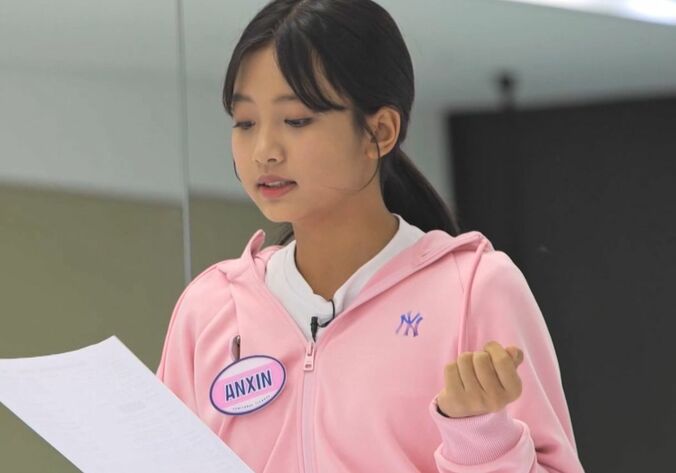 ハニ族出身の話題の13歳美少女、韓国語の歌詞がどうしても覚えられず…練習場で号泣、たった3日でKARAの名曲をマスターする過酷なミッション 1枚目