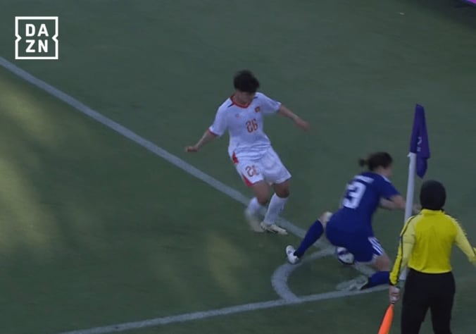 「うわっ…！」なでしこ北川ひかる、背後から“体当たり”被害→フラッグ激突「ファウル取ろうぜ審判」解説・ファンが騒然【女子アジアカップ】 3枚目