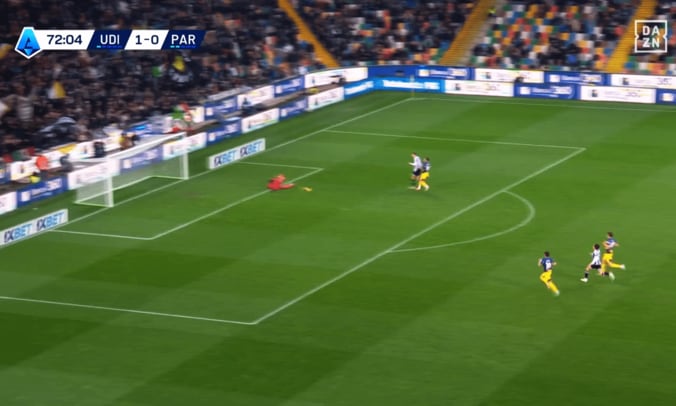 201cm巨人が激昂！ 鈴木彩艶の“超反応セーブ”にファン大興奮「宝石だ」「日本代表も10年安泰」「バケモノやん」絶体絶命の１対１で強烈弾シャットアウトの瞬間 2枚目