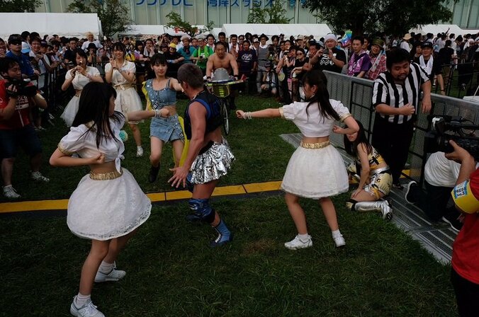 アイドルにも容赦はしない！アプガ（プロレス）に路上プロレスの洗礼　男色ディーノの「地獄門」に全員ダウン 2枚目