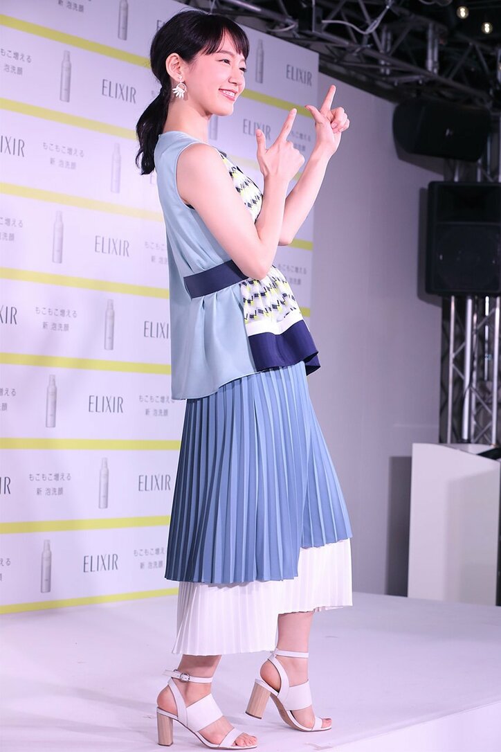 喜びイッパイの吉岡里帆 「泡チューポーズ」を披露