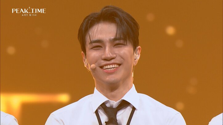 「全員がアルバイト兼務」苦労人K-POPアイドルがSNSで話題、社員証を首からぶら下げスーツ姿で圧巻パフォーマンス