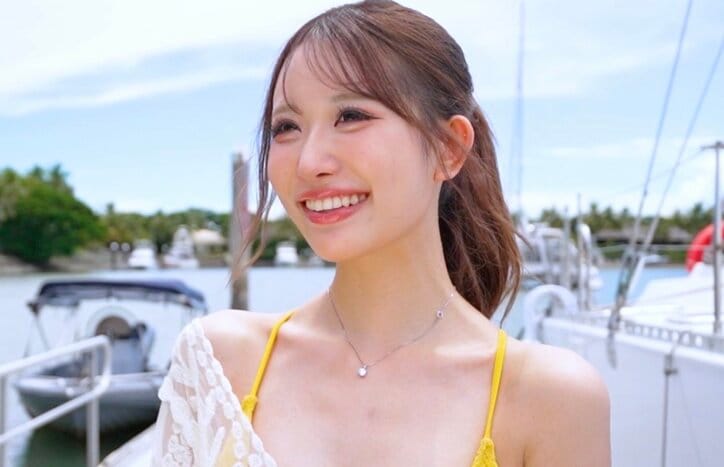 【写真・画像】黄色ビキニのスタイル抜群ギャルモデル、船で登場！「肌白くてバカ可愛い」「だいぶスタイル良くない？」男子大興奮 　1枚目