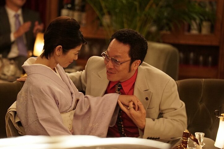 音尾琢真が刺青だらけの全裸を披露　映画『孤狼の血』より新場面写真解禁