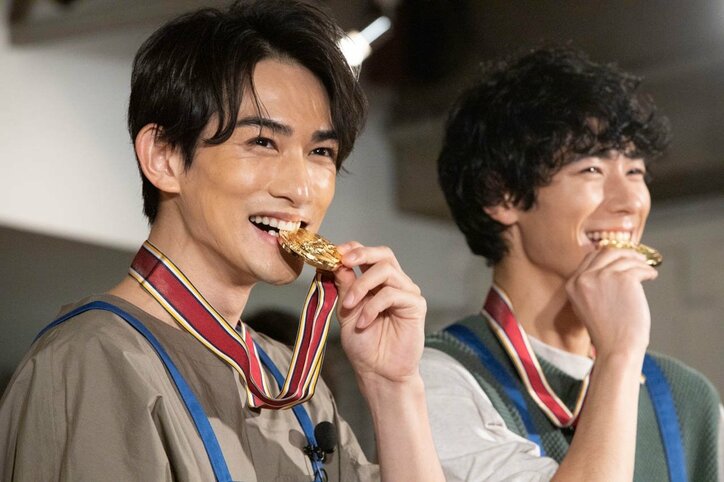 片寄涼太が“もこみち流”のクッキングを披露! 「一度やってみたかった」