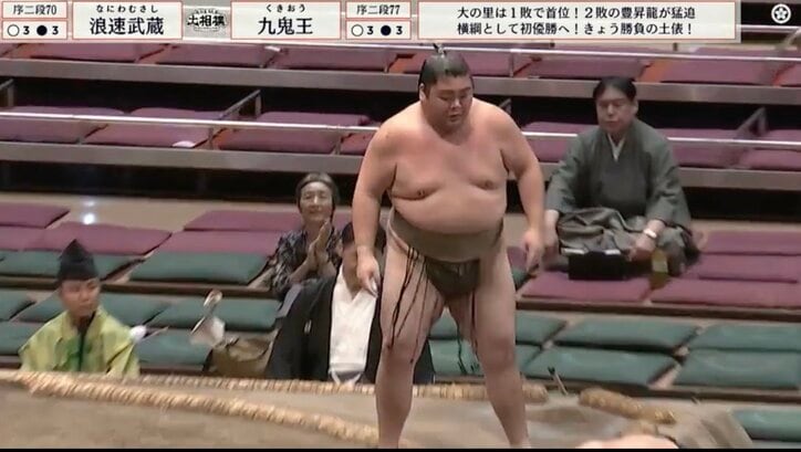 【写真・画像】「一体どうした?」力士が目の前で起こった“不測の事態”に驚き顔も…直後の紳士な行動にファン感心「優しさがすぎる……」 1枚目