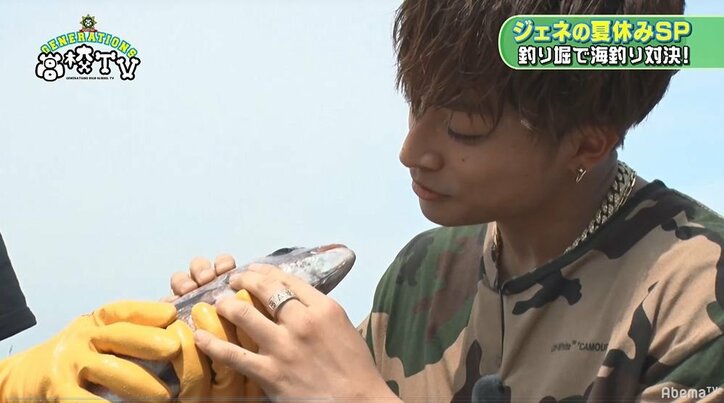 白濱亜嵐、魚とうっとりキス…かと思いきや予想外の行動に！？メンバーもドン引き