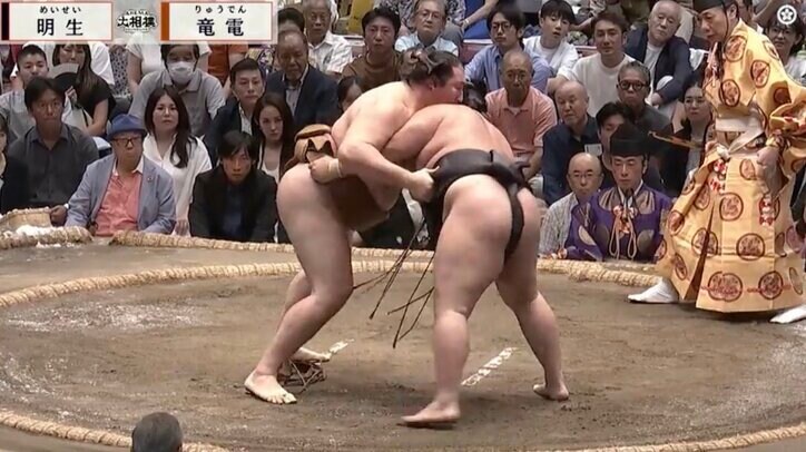 【写真・画像】「めっちゃ鋭い視線」大相撲中継、砂かぶり席で“あの落語家”が真剣な眼差しで……カメラが捉えた観戦姿に「すごい表情やな」反響　1枚目