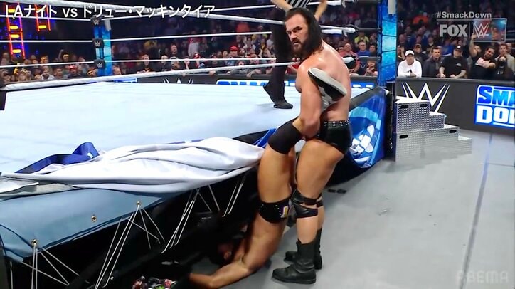 【写真・画像】「これはやばい」リング下の鋼鉄でギロチンKO レスラーの“残虐な応用技”に「ロープでやるやつじゃんｗ」場内騒然　1枚目