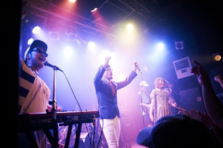 DOTAMAも登場!神泉系バンド・フレンズ、『ショー・チューン』リリースライブ