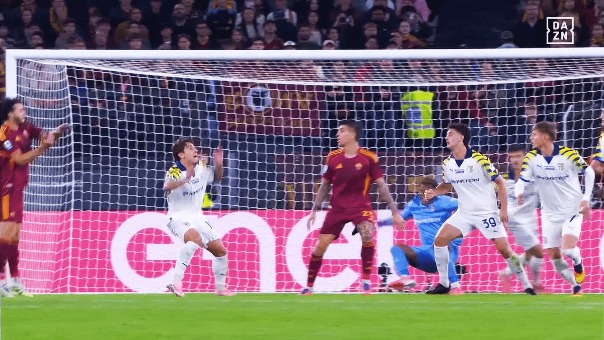 接触して後ろに倒れてしまう鈴木彩艶