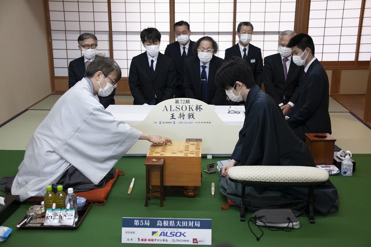 将棋 ロボット　グリーン　アクション　フィギュア 可動式　藤井聡太　羽生善治 無料生中継】【メイン映像】第72期 王将戦 七番勝負 第1局 1日目