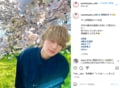 佐野勇斗、満開の桜に寄り添うオフショットを公開「美しすぎる」「目の保養」とファン悶絶