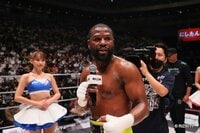 メイウェザーの花束を足元に“投げ捨てる”非紳士的行為、場内騒然 「酷すぎる」「最低」「恥ずかしい」批判殺到