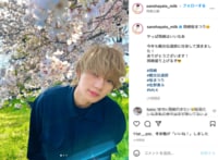 佐野勇斗、満開の桜に寄り添うオフショットを公開「美しすぎる」「目の保養」とファン悶絶