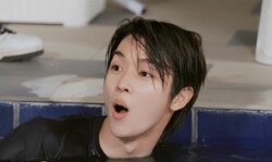 超人気イケメンアイドル、プールで熾烈な水鉄砲バトル！「なんで僕を狙うの」「さすが水の中ではプロ」と大興奮