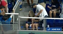 大谷翔平、特大アーチで女性観客に“想定外のハプニング”「どうした？」 48号ボールをうっかりゲット「ラッキーすぎ」