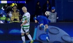 「消えた！？」 前田大然、爆速スピード対決で“想定外のハプニング”「大丈夫か？」 看板に激突→相手が吹っ飛んで“向こう側”へ