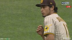 ダルビッシュ、マウンド上でまさかの“デッドボール”？捕手からの返球が直撃してびっくり