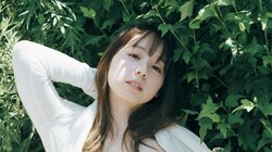 小池里奈の透明感あふれる“柔肌” 『FLASH』登場