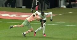 「おい！サッカーの試合だぞ！」カード覚悟の悪質な“ラグビータックル” 仏代表FWコロ・ムアニがブチギレ