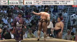 「めっちゃ爽やか」「イケメンやん」大相撲中継に有名陸上選手の姿 「おばあちゃんと一緒？」「やさしい」感嘆の声も