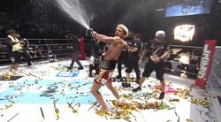 【画像】予想外の展開に「逃げ惑う」ラウンドガール