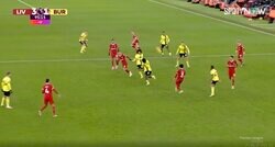 「めっちゃ上手い」「神だな」 リバプール遠藤航が美しすぎる“超絶ロングパス”を炸裂した瞬間　自陣から最前線のFWにピタリ！スーパープレーにスタジアム騒然