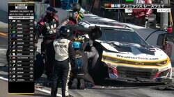 カーレースのピット作業で珍風景 マシンを電ノコでぶった斬る！？ まさかの光景にファン驚がく「大手術始まった」