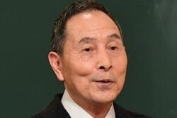 「墓石を抱いて泣いた」武道館単独ライブ→年収100万円へ転落…大御所芸人、どん底から這い上がった転機を明かす