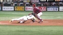 まさか、誰も突っ込んで来るとは思ってなかった！ “爆速男”ソフトバンク・周東が一瞬の隙を突いて「想定外の本塁突入」してきた衝撃の瞬間