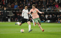 「絶対的キング」「格の違いを見せた」鎌田大地、ゲームを圧倒的にコントロール！鋭い縦パスや神トラップを連発 