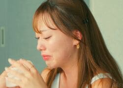 結婚したい34歳美女、モテモテ彼氏が目の前で他の女性と…涙でパニック「このまま別れちゃうのかな」