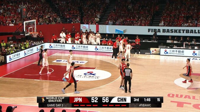 「審判ちゃんとみて」中国HC、日本戦で“まさかの行動”「コートに入りすぎでは？」「邪魔してる」3Pライン侵入でファン困惑【バスケW杯予選】 5枚目