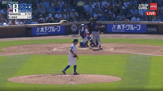 【写真・画像】まさにお手上げ！ 今永昇太の“釣り球”を打者マン振り→バットに“かするっただけの”三振で愕然 立ち尽くしイラつく姿も　1枚目